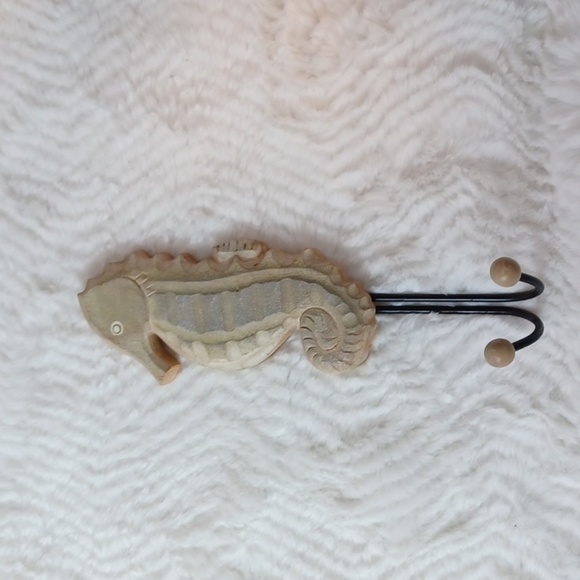 Beach Home Wooden Seahorse & Shell Hooks - Picture 8 of 8